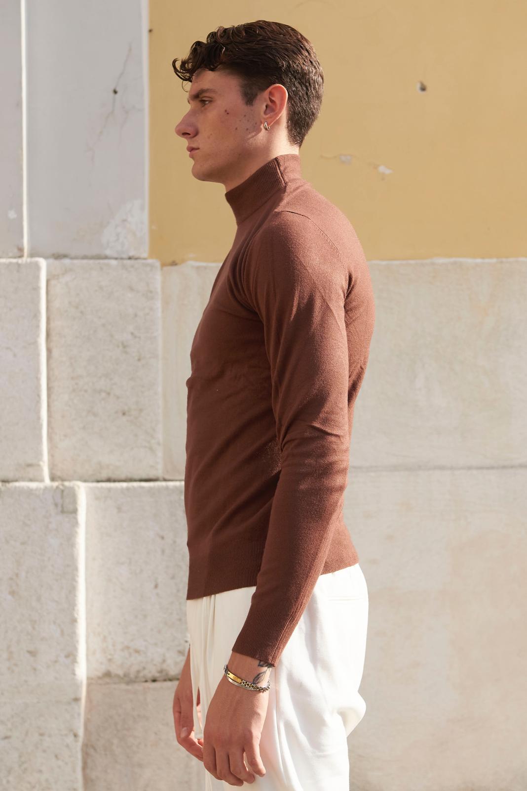 Maglioncino in filo mezzo collo,  PORTIGALLO.